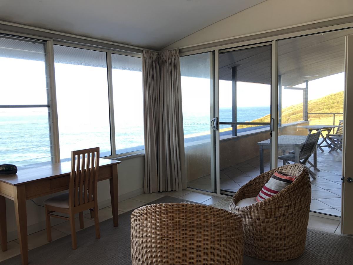 Oceanscape Luxury Beachfront Villas Скоттс-Хед Номер фото